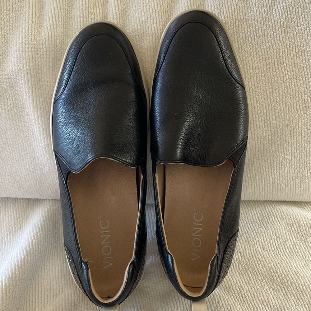 Vionic Penelope slip on sneaker size 8.5